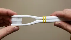 古い歯ブラシを2本結んでみると、驚くほど掃除が楽になる